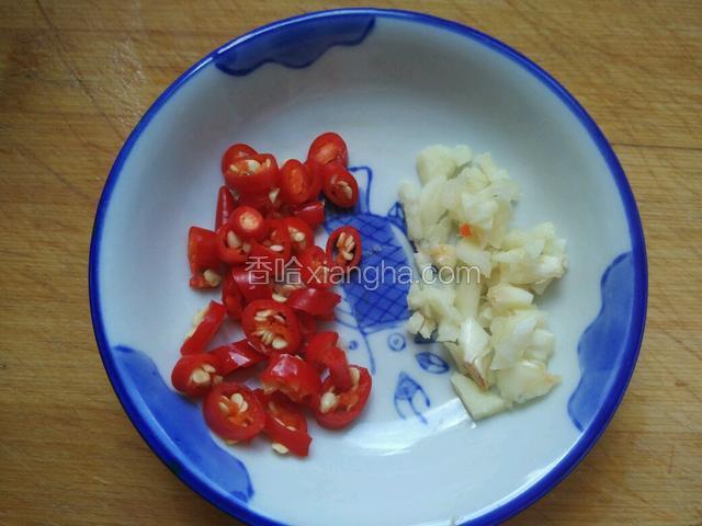 切好小米椒，蒜切沫