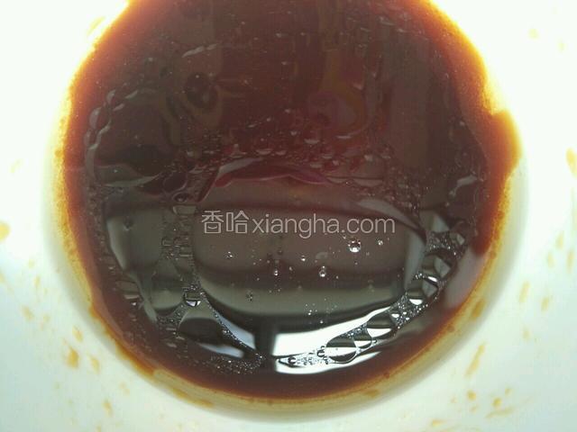 用一只空碗放入香油，白糖，白醋，生抽，搅拌均匀调成酱汁