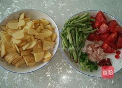 番茄豆角烧土豆的做法图解1