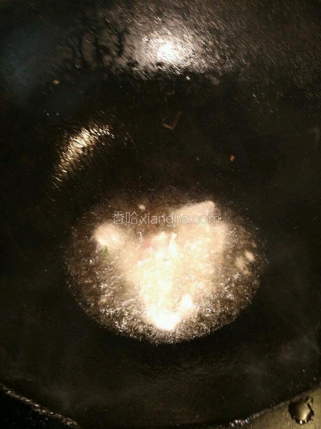 起锅热油，放入肉片炒至稍微发白
