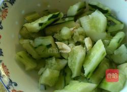 皮蛋拌黄瓜的做法图解2