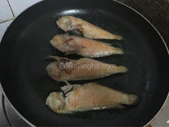 翻另一面煎至金黄色