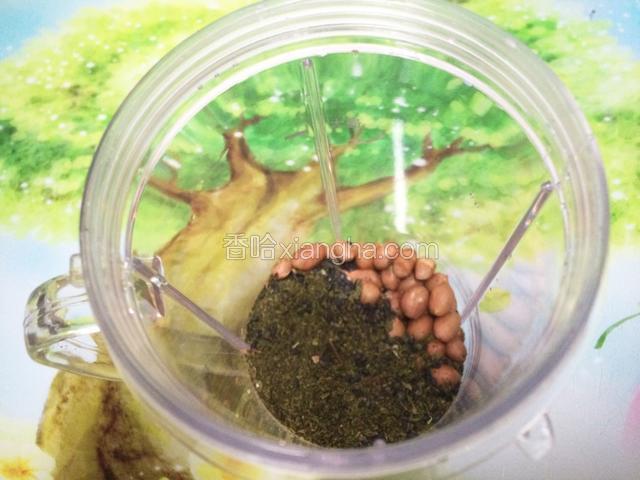 把芝麻、花生、茶粉放入料理杯。