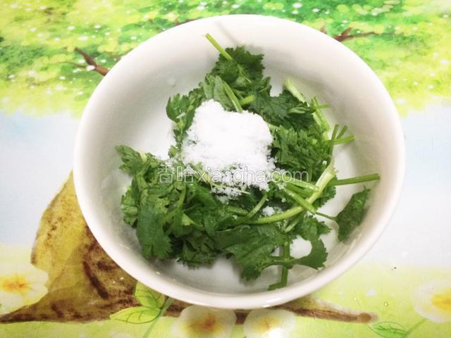 香菜切段，放入适量盐。