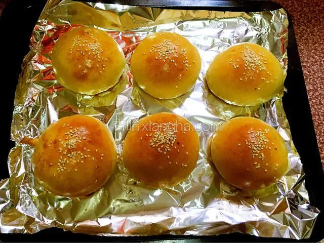 晾凉后即可一分为二，中间夹上自己喜欢的蔬菜和肉类就可以吃了