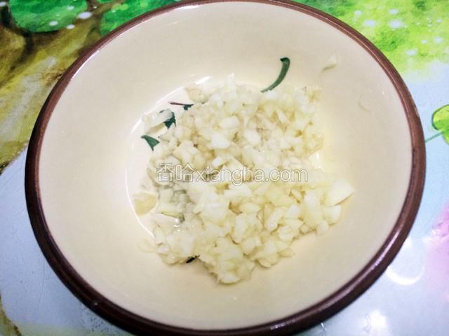 剁蒜沫。