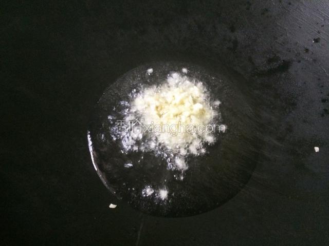 热锅凉油，下蒜沫爆香。