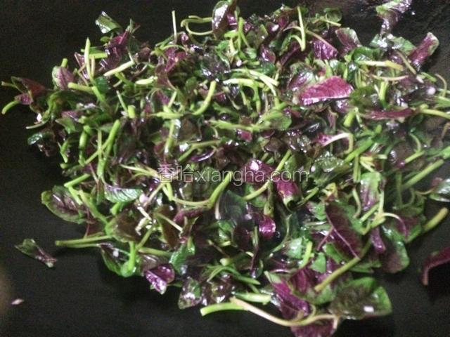 倒入红苋菜，翻炒5分钟。