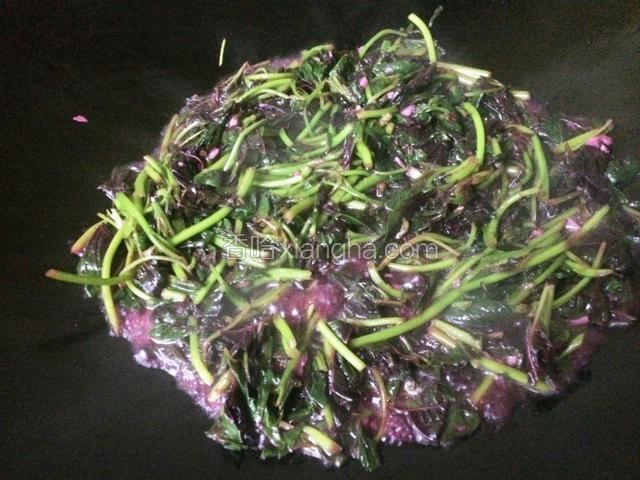 调入适量清水，煮5分钟。