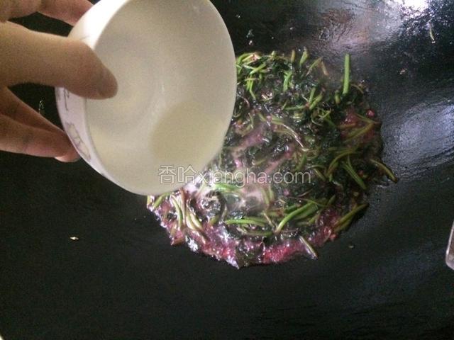最后调入盐，生粉勾芡汁淋入苋菜，炒匀，关火。