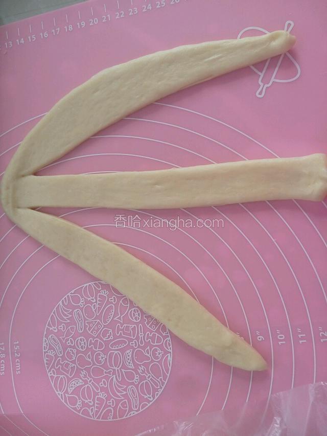 取一面团擀成牛舌状，用刀划开。