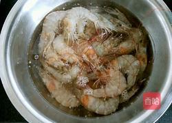 蒜蓉番茄虾的做法图解1