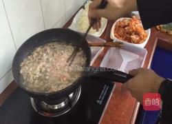 金针肥牛泡菜锅的做法图解2