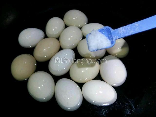 把鸡蛋放清水里煮，放些盐
