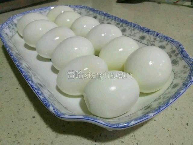 剥好鸡蛋备用