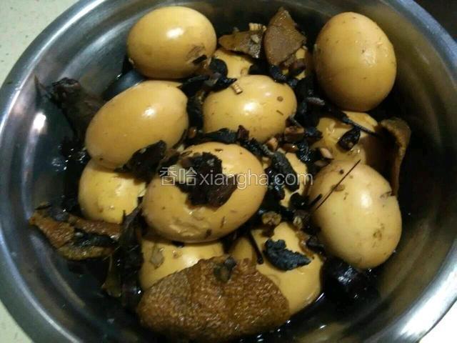 小火煮至卤汁快干（不要全干），然后连卤汁一起倒入盘中