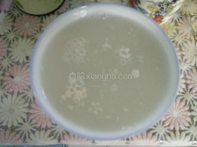 用温水把酵母粉，溶解开。