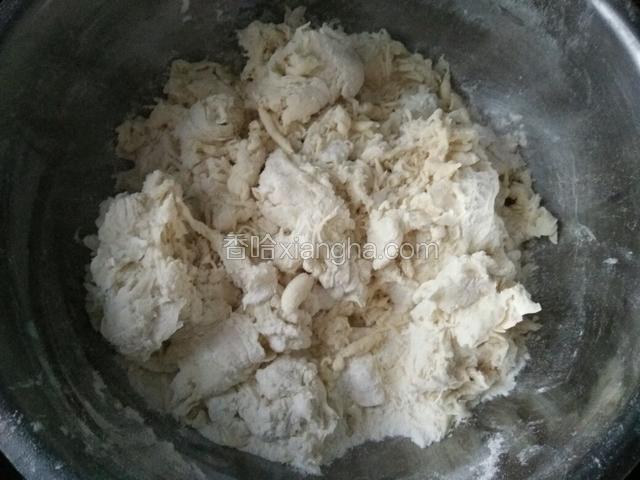 溶解后的酵母水，一点点的加入面粉里，并用筷子，一点点的搅拌成穗状。