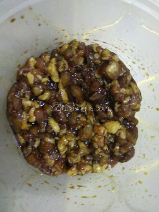 把肉丁放碗里，然后放味达美，老抽，13香，腌制。