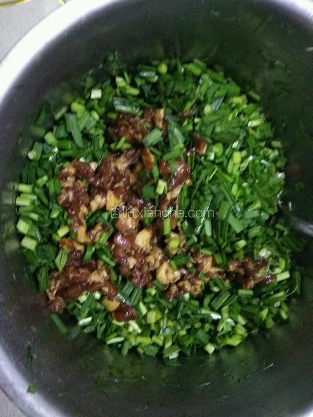 韭菜末放油放入肉馅