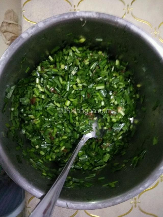 韭菜和肉搅拌均匀，然后放盐，再放鸡精，然后再放点13香。