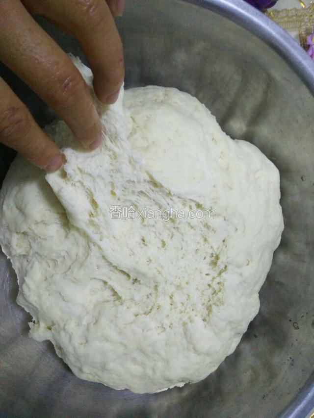 韭菜馅也拌好了，面也发好了，发成蜂窝状。