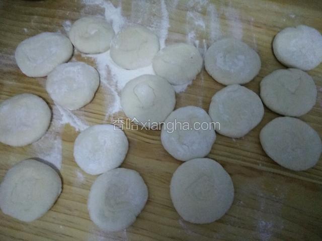 面挤子的切口上下用两掌心揉圈按扁