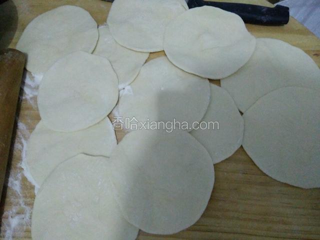 用擀面杖擀成，中间厚边缘薄的面皮。