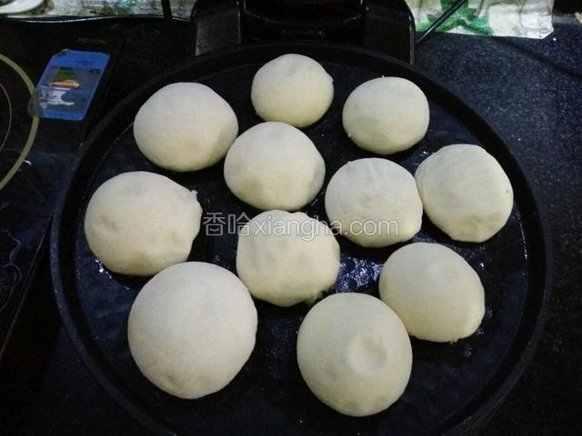 包子摆好，煎至底部焦黄