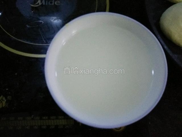 调好一碗面水，1勺15克面粉配这碗水
