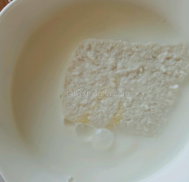 馒头浸泡至牛奶中完全浸湿。