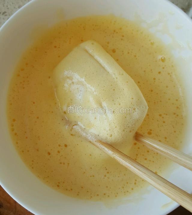 再均匀的裹上鸡蛋液。
