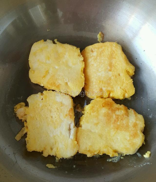 起锅上火煎至两面金黄。