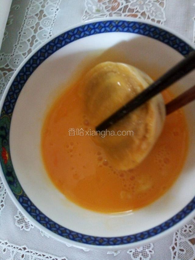 鸡蛋放少量盐，打散均匀后，把馒头放进去，让馒头全身裹上鸡蛋液。