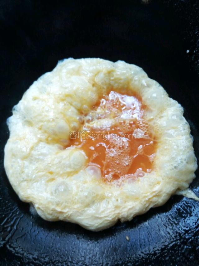 油烧热后，炒鸡蛋。鸡蛋炒好后，盛出备用。