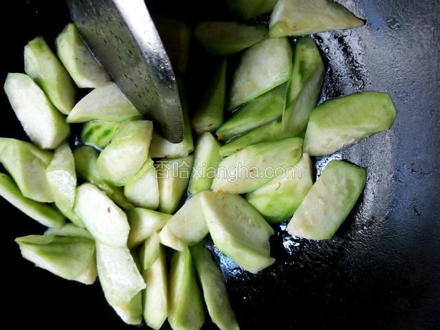 锅里加适量油，油烧热后炒丝瓜。