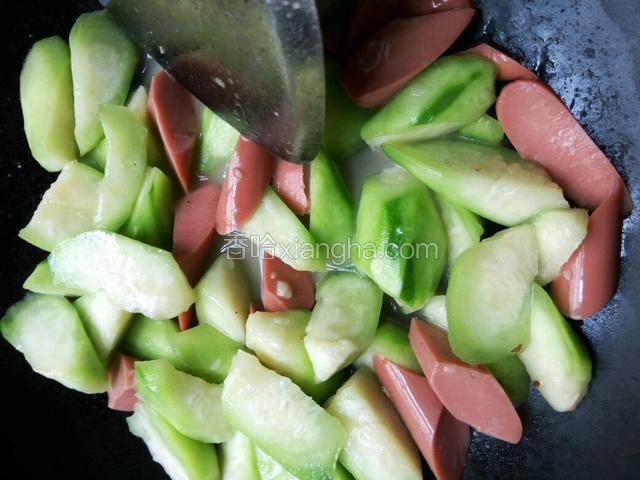丝瓜炒软后，加适量盐，再把火腿肠倒入翻炒均匀。