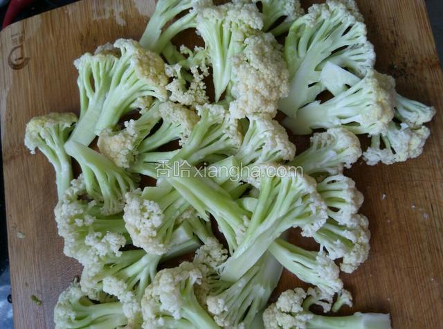 花椰菜洗净切成小块。