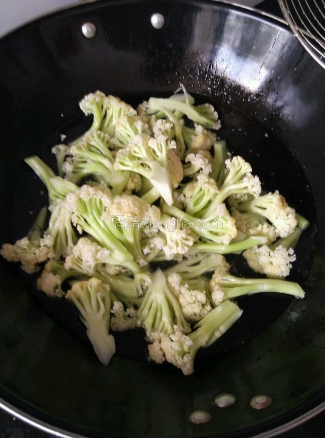 开水锅加点盐、油，下花椰菜煮至变色。