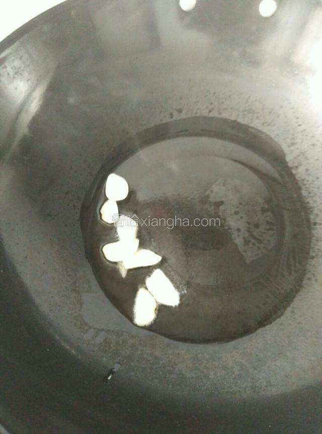 油锅烧热，爆香蒜瓣。