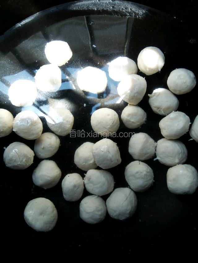 水烧热，煮肉丸。