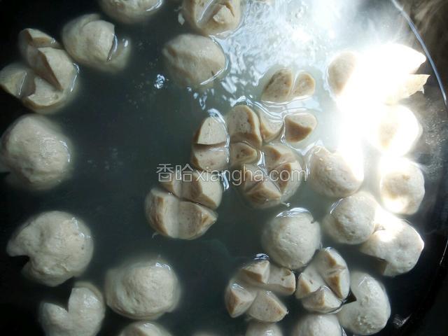 肉丸煮至浮出水面，十字开花，再捞出来，再用凉水冲洗一遍。