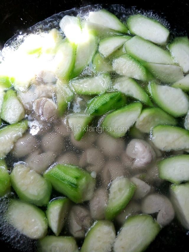 再加入煮好的肉丸，再煮至沸腾。