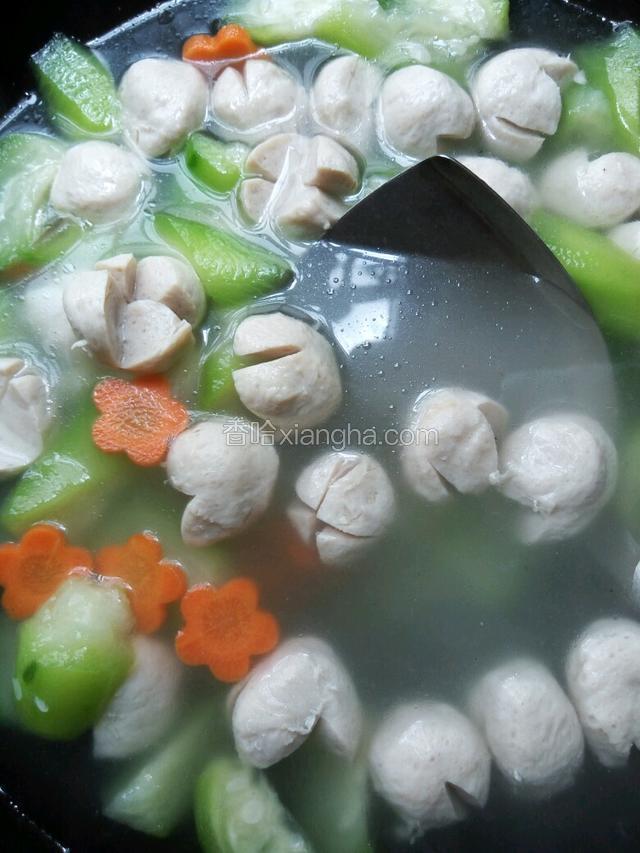 当水开后，肉丸再次浮出水面，加入胡萝卜花，再次烧开后，关火，倒入蛋液，迅速把蛋液搅散，再加适量盐，一份肉丸丝瓜汤就做好了。
