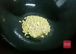 瓜子仁玉米粒炒火腿的做法图解6