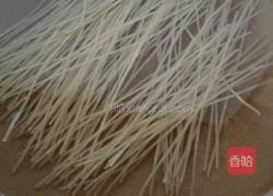 芹菜炒粉条的做法图解1