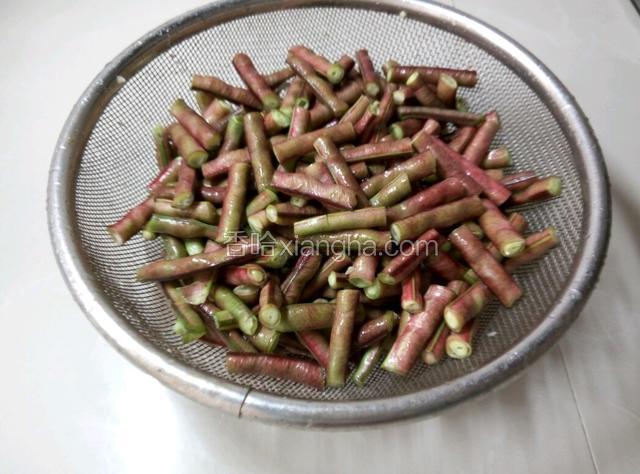 洗好的紫豆角切段备用，
