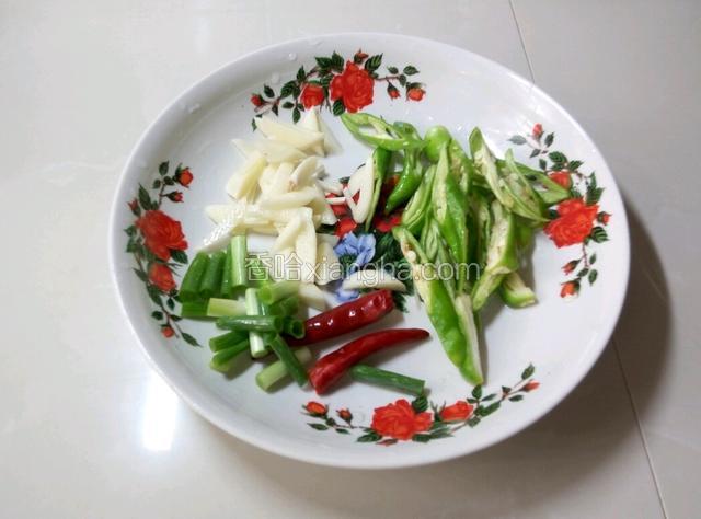 准备青，红辣椒，葱，蒜备用，