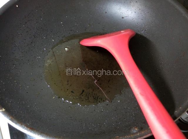 刚刚炒鸡蛋，锅里有点油，太少又倒了点，