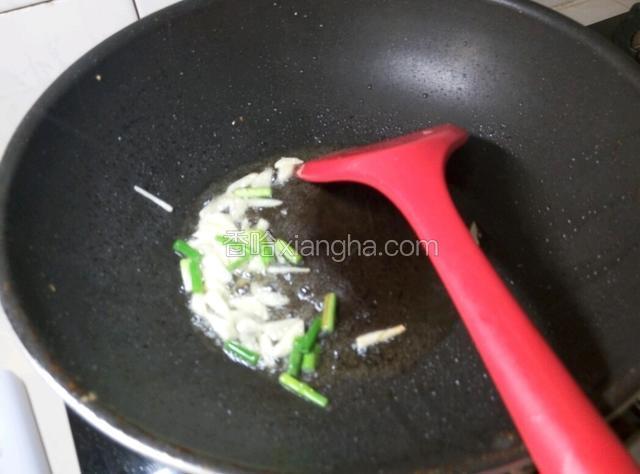 刚刚放了两个红辣椒轻轻煎了下，这个环节没拍就是炸下红椒，注意别煎胡红辣椒，煎好了用菜铲捞出，下葱花，蒜片，煸炒出味，
